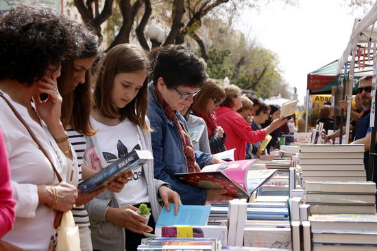 Books stands in Tarragona for Sant Jordi 2018 (by Roger Segura)